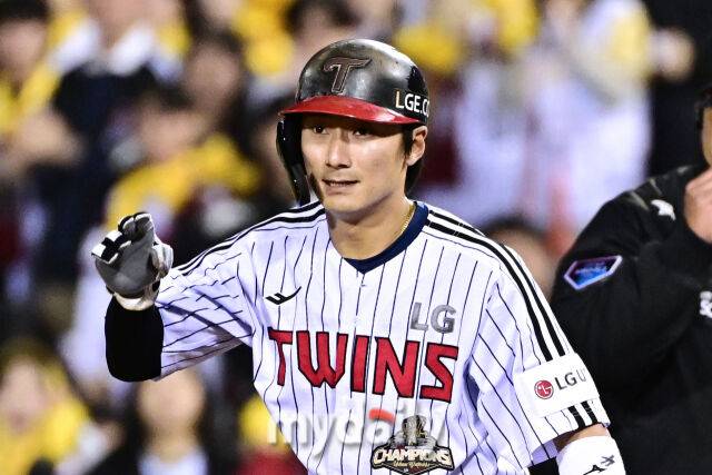 31일 서울 잠실야구장에서 열린 '2026 신한 SOL BANK KBO리그' LG 트윈스와 KIA 타이거즈 경기.LG 신민재가 4회말 첫 타자로 나와 안타를 쳤다./마이데일리