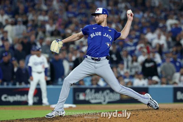 토론토 블루제이스 에릭 라우어가 원정경기서 투구하고 있다. 2026시즌 초반의 모습이다./게티이미지코리아