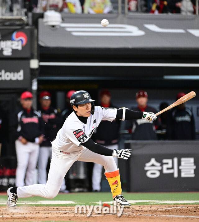 2026년 4월 22일 오후 경기도 수원KT위즈파크에서 열린 '2026 신한 SOL KBO리그' KIA 타이거즈와 KT 위즈의 경기. KT 오윤석이 3회초 1사 1.3루서 투수 앞 타구 타구를 치며 타점을 기록하고 있다./마이데일리