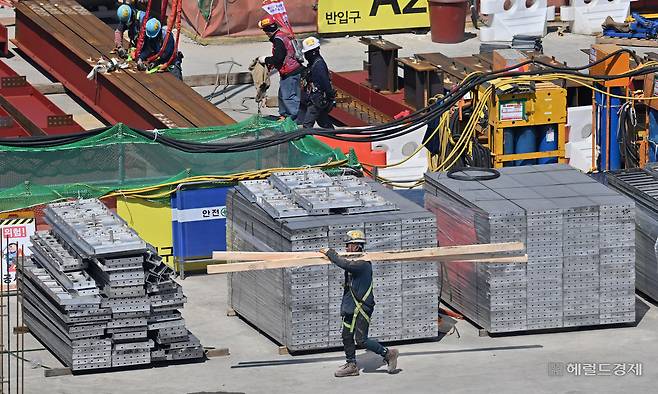중동 전쟁 여파로 건설사들이 원자재 비용 상승 등 공사비 상승 압박이 커지고 있다. 사태가 장기화 될 경우 러시아·우크라이나 전쟁 당시와 같은 ‘원자재 대란’이 재현될 수 있다는 우려도 커지고 있다. 사진은 8일 오후 서울 도심 내 한 공사현장의 모습. 임세준 기자