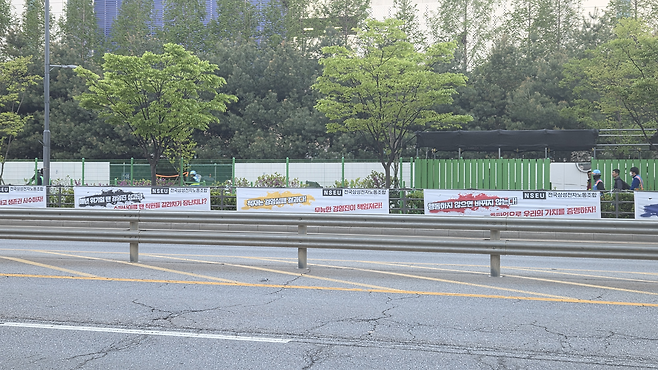 집회가 이뤄지는 일대 1km 도로에는 양쪽에는 전국삼성전자노동조합에서 붙인 슬로건이 즐비하게 늘어섰다. ‘행동하지 않으면 바뀌지 않는다. 총파업으로 우리의 가치를 증명하자’ 등의 구호가 적혀있다. 박지영 기자.