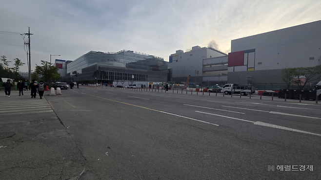 23일 삼성전자 노조 집회로 P4, P5팹 건설 현장 앞 8차선 도로가 전부 막히면서 지게차 등 공사 차량과 인부를 실어나르는 출근 버스도 진입도 어려웠다. 박지영 기자.