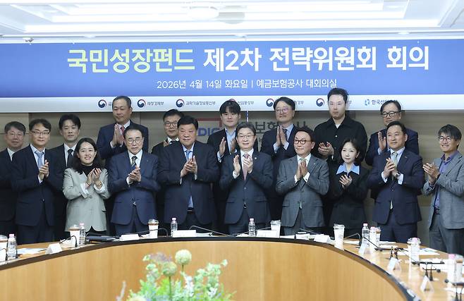 이억원 금융위원장(가운데)이 14일 중구 예금보험공사에서 열린 국민성장펀드 2차 전략위원회에서 공동위원장인 서정진 셀트리온 회장(왼쪽), 박현주 미래에셋 회장(오른쪽) 등 참석자들과 함께 기념촬영을 하고 있다. [연합]