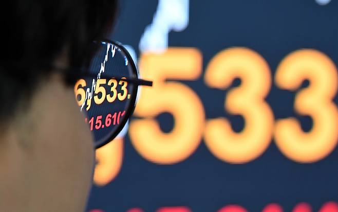 코스피가 미국 기술주 훈풍과 SK하이닉스의 역대 최대 실적을 소화하며 사상 처음 6500선을 돌파한 가운데  23일 오전 서울 여의도 KB국민은행 딜링룸에서 직원들이 업무를 보고 있다. 이상섭 기자
