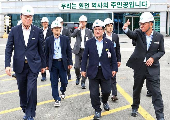 [서울=뉴시스] 김성환 기후에너지환경부 장관이 15일 부산 기장군 고리 원전 현장을 점검하고 원전 안전 운영을 위한 철저한 대비를 당부하고 있다. (사진=기후에너지환경부 제공) 2025.10.15. photo@newsis.com *재판매 및 DB 금지