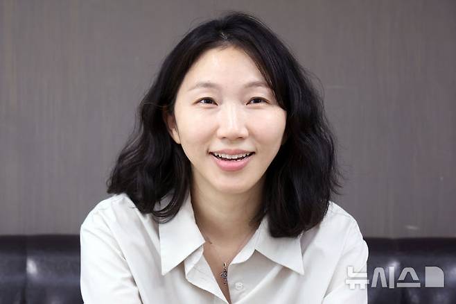 [서울=뉴시스] 박진희 기자 = 이현영 국립국어원 학예연구사가 지난 17일 서울 종로구 한 카페에서 인터뷰 하고 있다. 이현영 학예연구사는 최근 국립국어원 국어상담실의 이야기를 담은 '여보세요, 맞춤법 때문에 전화했습니다'를 출간했다. 2026.04.22. pak7130@newsis.com