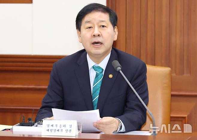 [서울=뉴시스] 추상철 기자 = 구윤철 부총리 겸 재정경제부 장관이 23일 오전 서울 종로구 정부서울청사에서 열린 민생물가 특별관리 관계장관 TF 회의에서 발언하고 있다. 2026.04.23. scchoo@newsis.com