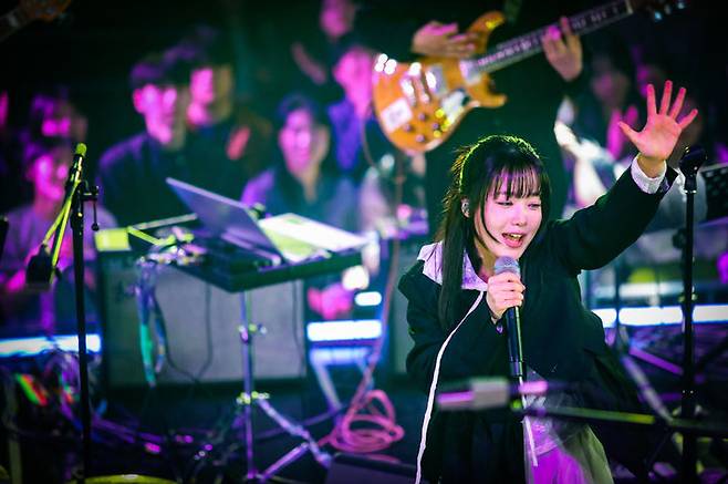 [서울=뉴시스] 3일 오후 서울 강서구 LG아트센터 서울 U+스테이지 홀에서 열린 EBS 스페이스 공감 '홈커밍데이'에서 한로로가 공연하는 모습. (사진 = EBS 제공) 2026.04.05 photo@newsis.com *재판매 및 DB 금지