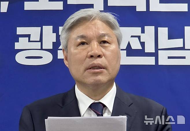 [광주=뉴시스] 류형근 기자 =지난 8일 오전 광주 서구 광주시의회 3층 브리핑룸에서 조국혁신당 서왕진 원내대표 겸 광주시당위원장이 '중대선거구제 확대' 촉구 기자회견을 하고있다. 2026.04.08. hgryu77@newsis.com