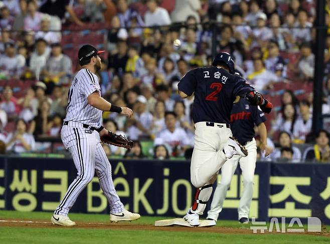 [서울=뉴시스] 배훈식 기자 = 2일 오후 서울 송파구 잠실야구장에서 열린 2025 신한 쏠뱅크 KBO리그 LG 트윈스와 롯데 자이언츠의 경기, 9회초 선두타자 롯데 고승민이 내야 안타로 1루를 밟고 있다. 2025.09.02. dahora83@newsis.com