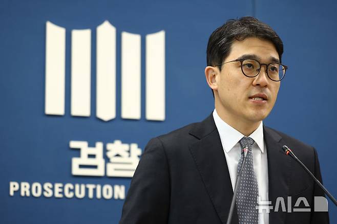[서울=뉴시스] 황준선 기자 = 나희석 서울중앙지방검찰청 공정거래조사부 부장검사가 23일 오전 서울 서초구 서울고등검찰청에서 전분당 및 부산물 가격 담합 사건 수사 결과를 발표하고 있다. 2026.04.23. hwang@newsis.com