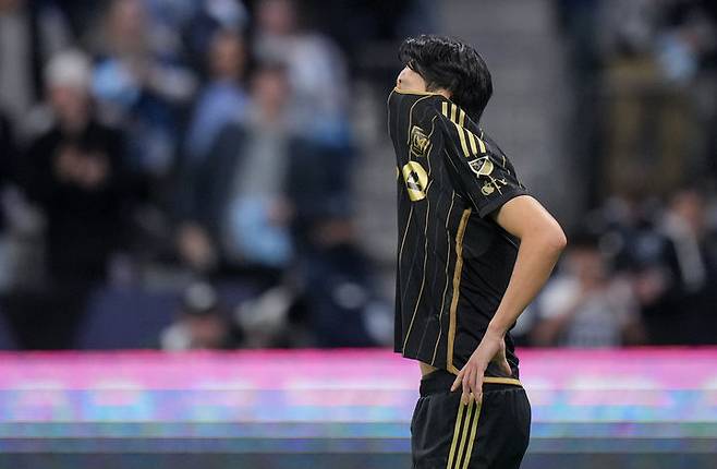 [밴쿠버=AP/뉴시스] 로스앤젤레스(LA) FC의 손흥민이 22일(현지 시간) 캐나다 밴쿠버 BC 플레이스에서 열린 미국 메이저리그사커(MLS)컵 서부 콘퍼런스 플레이오프(PO) 준결승 밴쿠버 화이트캡스와 승부차기에서 실축한 후 아쉬워하고 있다. 손흥민은 0-2로 뒤진 후반 15분 추격 골과 추가 시간 동점 골을 넣어 승부를 원점으로 돌렸다. LA FC는 승부차기에서 손흥민과 마크 델가도의 실축으로 3-4로 패하며 결승에 오르지 못했다. 2025.11.23.