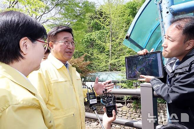 [서울=뉴시스]윤호중 행정안전부 장관이 23일 서울 강북구 우이동 인수천을 찾아 불법 점용 시설 현장 점검을 하고 있다. 2026.4.23 photo@newsis.com