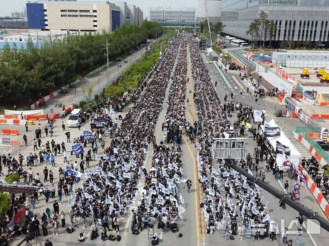 [평택=뉴시스] 삼성 평택켐퍼스앞 8차선 도로를 가득 메운 결의대회에 참석한 조합원 2026.04.23. newswith01@newsis.com
