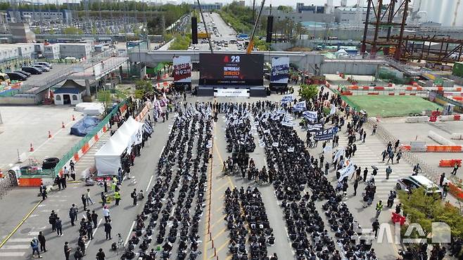 [평택=뉴시스] 도로를 가득 메운 조합원 모습 2026.04.23.newswith01@newsis.com