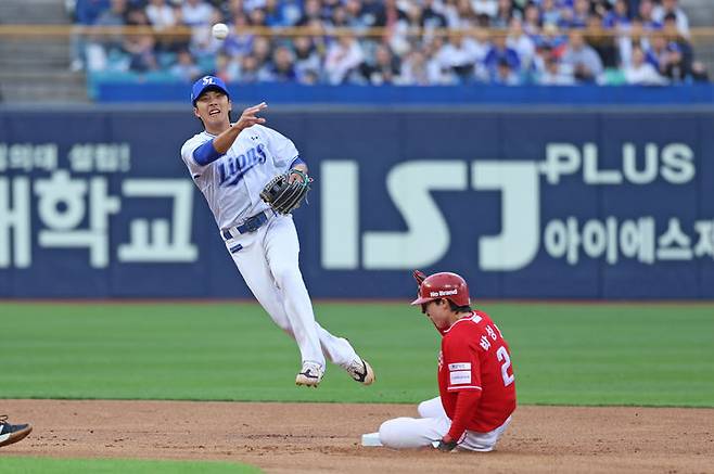 [서울=뉴시스] 프로야구 삼성 라이온즈의 이재현이 21일 대구 삼성라이온즈파크에서 열린 2026 신한 쏠 KBO리그 SSG 랜더스와의 경기에서 공을 던지고 있다. (사진=삼성 라이온즈 제공) 2026.04.21. *재판매 및 DB 금지