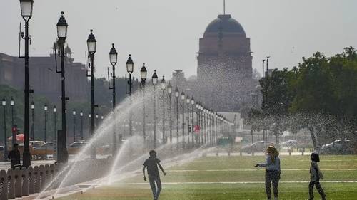 뉴델리 인디아게이트 부근에서 한 가족이 더위를 식히는 모습 [인도 뉴스통신 PTI 제공. 연합뉴스]