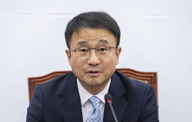 민주당 한병도 원내대표, 차기 원내대표 선거 출마 발표 민주당 한병도 원내대표, 차기 원내대표 선거 출마 발표     (서울=연합뉴스) 황광모 기자 = 더불어민주당 한병도 원내대표가 21일 국회에서 열린 현안 관련 기자회견에서 발언하고 있다.     김병기 전 원내대표의 사퇴로 보궐 선거를 통해 선출돼 101일간 민주당을 이끌었던 한 원내대표는 오는 5월 열리는 차기 민주당 원내대표 선거에 출마하기 위해 이날 원내대표직에서 사퇴했다. 2026.4.21     hkmpooh@yna.co.kr (끝)   <저작권자(c) 연합뉴스, 무단 전재-재배포, AI 학습 및 활용 금지>