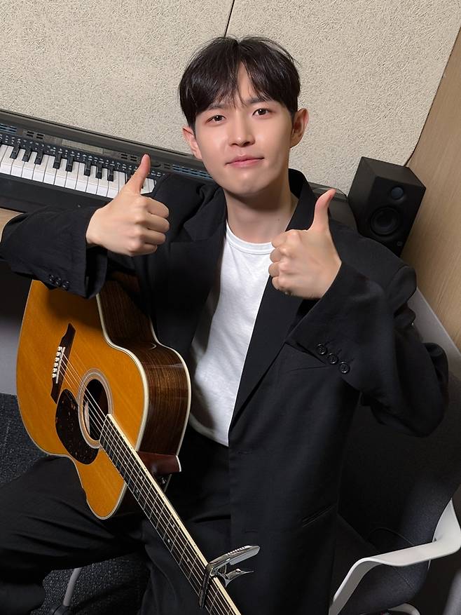 김재환은 신곡 '지금 데리러 갈게'에서 기타를 직접 연주했다. 김재환 공식 트위터