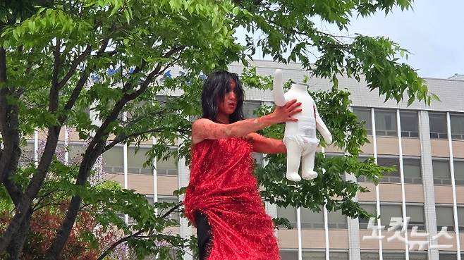 해든이 고통을 형상화한 퍼포먼스가 23일 법원 앞에서 펼쳐졌다. 박사라 기자