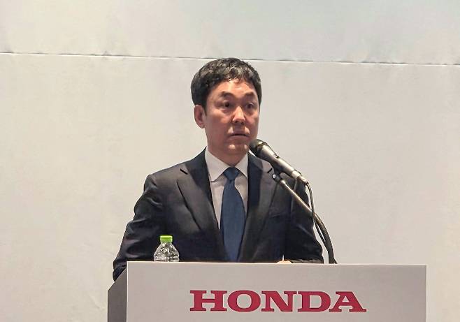 일본 자동차 브랜드 혼다의 국내 판매 법인인 혼다 코리아 이지홍 대표이사가 23일 서울 강남구 코엑스에서 올해 한국 시장에서의 자동차 판매 사업 종료 관련 기자회견을 하고 있다. 연합뉴스