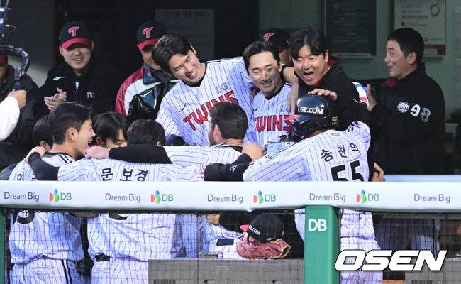 [OSEN=잠실, 최규한 기자] 22일 서울 잠실야구장에서 ‘2026 신한 SOL KBO리그’ LG 트윈스와 한화 이글스의 경기가 열렸다.홈팀 LG는 라클란 웰스, 방문팀 한화는 왕옌청을 선발로 내세웠다. 2회말 2사 1루 상황 LG 송찬의가 선제 좌월 투런포를 날리고 더그아웃 동료들과 기뻐하고 있다. 2026.04.22 / dreamer@osen.co.kr