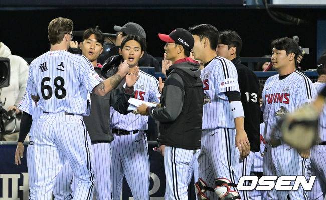 [OSEN=잠실, 최규한 기자] 22일 서울 잠실야구장에서 ‘2026 신한 SOL KBO리그’ LG 트윈스와 한화 이글스의 경기가 열렸다.홈팀 LG는 라클란 웰스, 방문팀 한화는 왕옌청을 선발로 내세웠다. 7회초 한화 공격을 삼자범퇴로 막아낸 LG 선발 라클란 웰스가 더그아웃으로 향하며 동료들과 인사를 나누고 있다. 2026.04.22 / dreamer@osen.co.kr