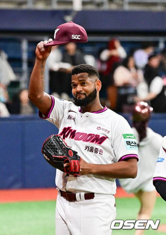 [OSEN=고척, 박준형 기자] 22일 오후 서울 고척스카이돔에서 2026 신한 SOL KBO리그 키움 히어로즈와 NC 다이노스의 경기가 진행됐다.이날 키움은 알칸타라를, NC는 신민혁을 선발투수로 내세웠다.8회초 이닝종료 후 키움 선발투수 알칸타라가 팬들에게 인사하며 마운드를 내려가고 있다.   2026.04.22 / soul1014@osen.co.kr