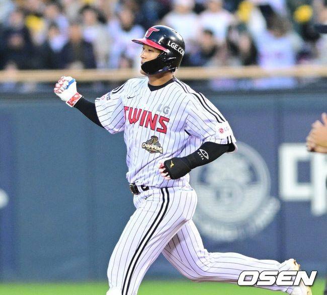 [OSEN=잠실, 최규한 기자] 22일 서울 잠실야구장에서 ‘2026 신한 SOL KBO리그’ LG 트윈스와 한화 이글스의 경기가 열렸다.홈팀 LG는 라클란 웰스, 방문팀 한화는 왕옌청을 선발로 내세웠다. 2회말 2사 1루 상황 LG 송찬의가 선제 좌월 투런포를 날리고 그라운드를 돌며 기뻐하고 있다. 2026.04.22 / dreamer@osen.co.kr