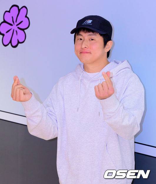 [OSEN=지형준 기자] 10일 서울 뉴발란스 성수점에서 뉴발란스X기안84 팝업스토어 포토행사가 열렸다.기안84는 MBC 예능 프로그램 '나 혼자 산다'를 비롯해 개인 유튜브 채널 '인생84'를 통해 시청자를 만나는 중이다.웹툰 작가 겸 방송인 기안84가 포토타임을 하고 있다. 2026.04.10&nbsp;/ jpnews@osen.co.kr