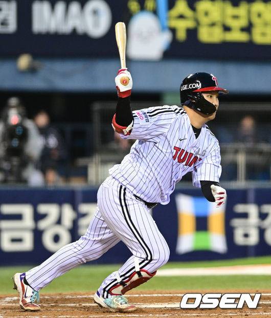 [OSEN=잠실, 최규한 기자] 23일 서울 잠실야구장에서 ‘2026 신한 SOL KBO리그’ LG 트윈스와 한화 이글스의 경기가 열렸다.홈팀 LG는 이정용, 방문팀 한화는 황준서를 선발로 내세웠다. 3회말 2사 1, 2루 상황 LG 문보경이 달아나는 1타점 적시타를 날리고 있다. 2026.04.23 / dreamer@osen.co.kr