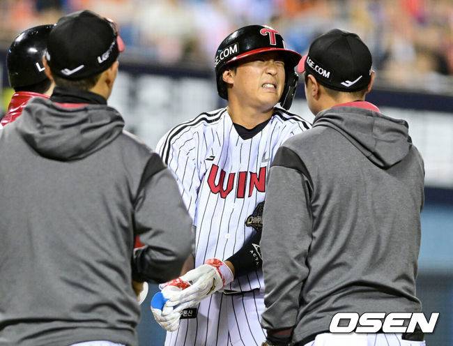 [OSEN=잠실, 최규한 기자] 23일 서울 잠실야구장에서 ‘2026 신한 SOL KBO리그’ LG 트윈스와 한화 이글스의 경기가 열렸다.홈팀 LG는 이정용, 방문팀 한화는 황준서를 선발로 내세웠다. 6회말 무사 1루 상황 한화 정우주의 공에 몸을 맞은 LG 송찬의가 고통스러워하고 있다. 2026.04.23 / dreamer@osen.co.kr