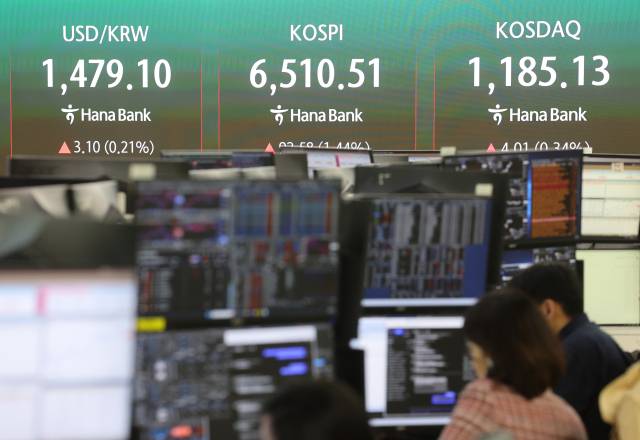 ▲코스피가 장중 6500을 돌파한 23일 서울 중구 하나은행 딜링룸에서 직원들이 업무를 보고 있다. ⓒ연합뉴스