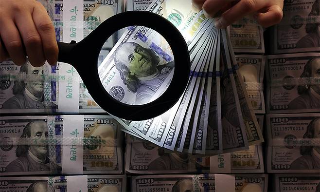 서울 중구 하나은행 위변조대응센터에서 은행 관계자가 달러화를 정리하고 있다. 뉴스1