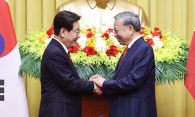 이재명 대통령과 또 럼 베트남 공산당 서기장 겸 국가주석이 22일(현지시간) 하노이 주석궁에서 공동언론발표 후 악수하고 있다. 연합뉴스