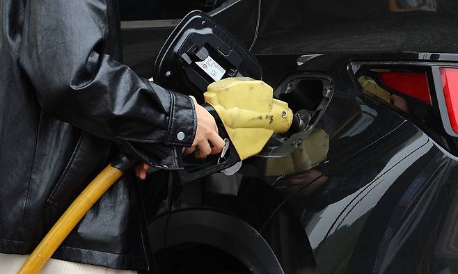 22일 서울 만남의광장 주유소에서 시민들이 주유를 하고 있다. 뉴시스