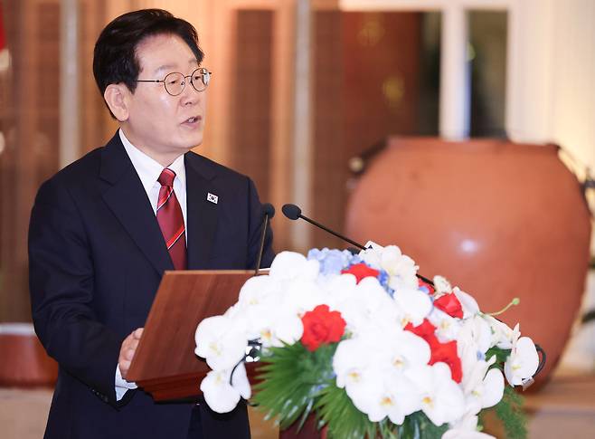이재명 대통령이 22일(현지 시간) 베트남 하노이 영빈관에서 열린 국빈만찬에서 건배사를 하고 있다.뉴시스