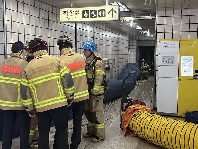 지난달 23일 낮 화재가 발생한 대구도시철도 1호선 진천역에서 소방관들이 연기를 역 밖으로 배출하는 작업을 하고 있다. 대구=연합뉴스