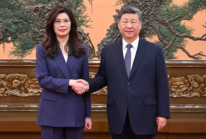 지난 10일 중국 베이징을 방문한 대만 야당 국민당의 정리원 주석(왼쪽)이 시진핑 중국 국가주석과 기념 촬영을 하고 있다. 신화연합뉴스