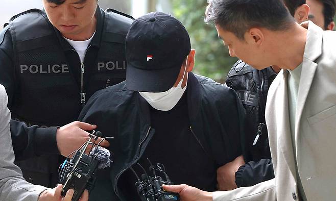 화물연대본부 집회 현장에서 화물차를 몰아 노조원을 치어 숨지게 한 혐의(살인 등)를 받는 비조합원 운전자 A씨가 구속 전 피의자 심문(영장실질심사)을 받기 위해 23일 창원지법 진주지원에 출석하고 있다. 연합뉴스