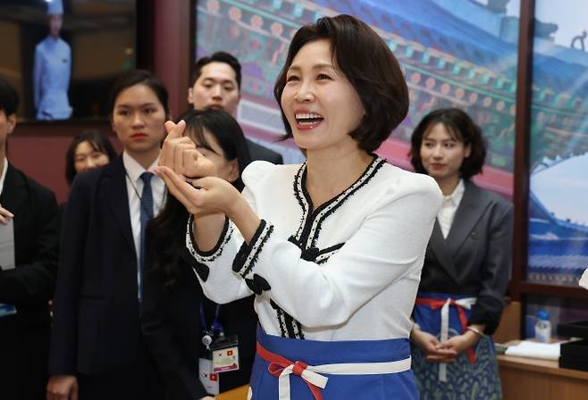 손하트 인사하는 김혜경 여사 - 이재명 대통령과 베트남을 국빈 방문 중인 김혜경 여사가 23일(현지시간) 하노이 롯데몰에서 열린 K문화관광대전에서 관람객들에게 인사하고 있다.  하노이 연합뉴스