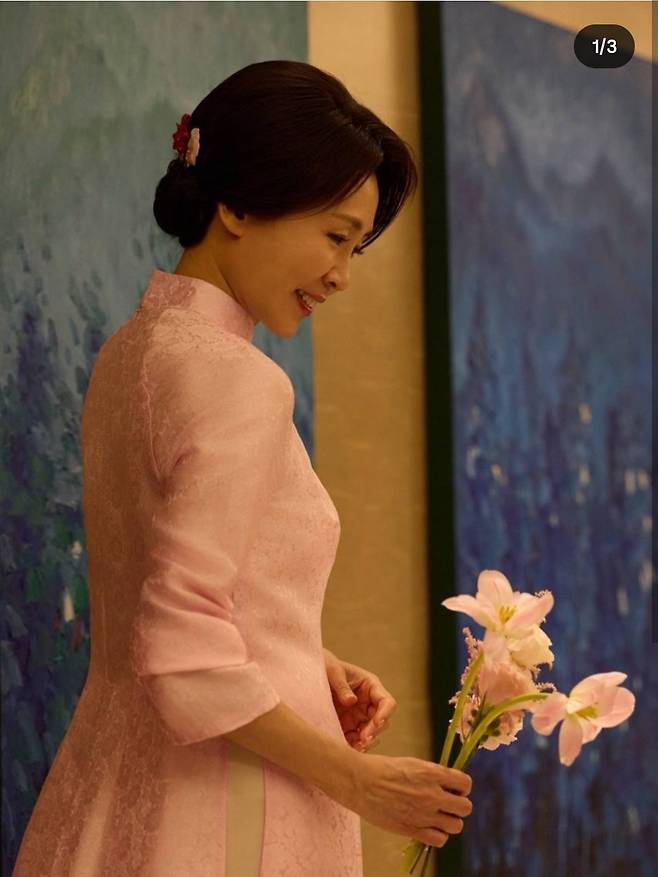 청와대 제2부속실은 23일(현지시간) 이재명 대통령과 함께 베트남을 국빈 방문중임 김혜경 여사가 또럼 베트남 당 서기장의 배우자 응오 프엉 리 여사로부터 선물받은 아오자이를 입은 사진을 공개했다. 사진=이재명 대통령 인스타그램