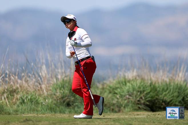 김세영이 19일(현지 시간) 미국 캘리포니아주 엘카바예로 골프장에서 열린 미국여자프로골프(LPGA) 투어 JM 이글 LA 챔피언십 4라운드에서 2번 홀 티샷 뒤 타구를 바라보고 있다. AFP연합뉴스