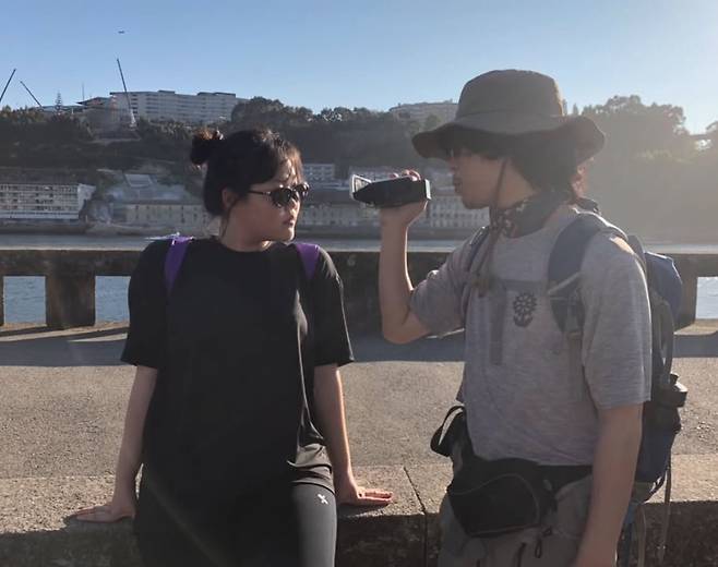 최근 새 앨범 <개화>를 낸 악뮤 멤버 이수현(왼쪽)과 이찬혁. ⓒ이수현 인스타그램