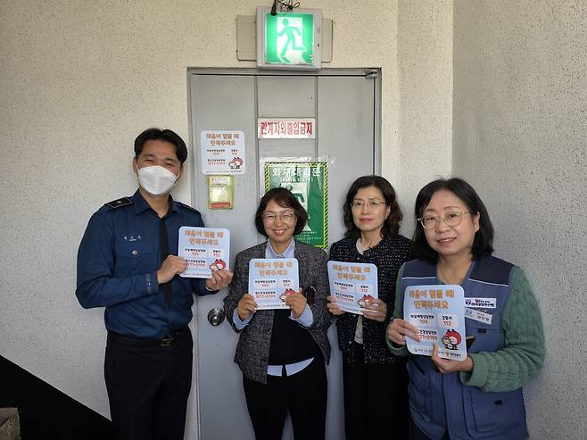 칠곡군보건소·정신건강복지센터와 칠곡경찰서 관계자들이 자살예방 홍보물을 들고 기념촬영을 하는 모습 ⓒ칠곡군 제공