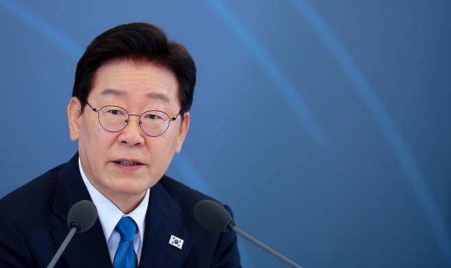 이재명 대통령이 4월15일 청와대에서 열린 규제합리화위원회 제1차 전체회의에서 참석자 발언을 듣고 있다. ⓒ연합뉴스