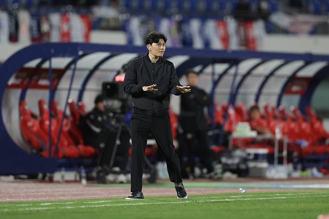 강원 정경호 감독이 21일 김천과 원정경기 도중 그라운드를 향해 손짓하고 있다. 사진제공｜한국프로축구연맹