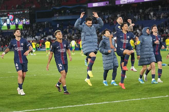 PSG 선수들이 23일(한국시간) 파르크 데 프랭스에서 열린 낭트와 홈경기서 3-0 승리를 거둔 뒤 기뻐하고 있다. 파리｜AP뉴시스