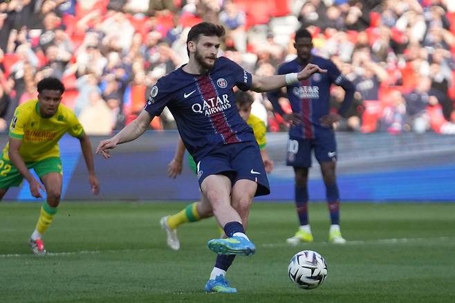 23일, 파리 생제르맹과 낭트의 프랑스 리그 원 축구 경기에서 PSG의 크비차 크바라츠켈리아가 득점하고 있다. AP연합뉴스