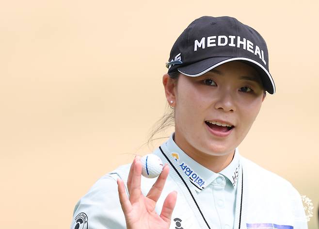 이다연이 지난 3일 경기 여주시 더시에나 벨루토 컨트리클럽에서 열린 KLPGA 투어 더시에나 오픈 2라운드 도중 16번 홀을 마친 뒤 손을 들어 팬들에게 인사하고 있다. KLPGA 제공